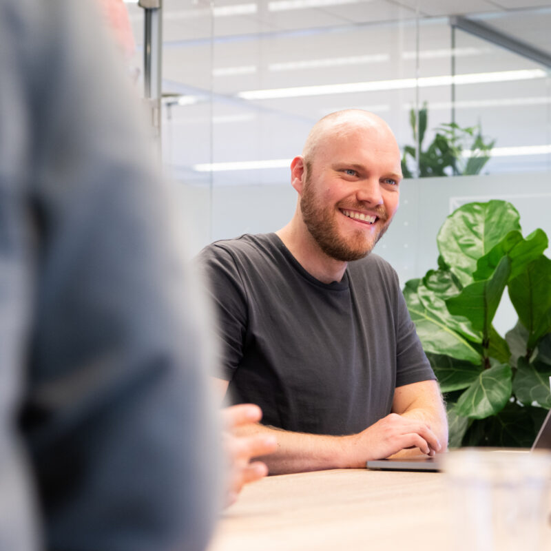 Developer achter een laptop - PAQT.com