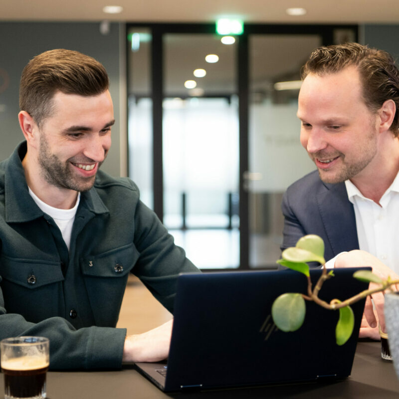 Olivier en Wouter achter laptop