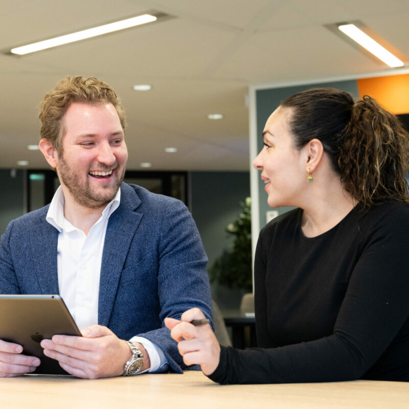 Mojdeh en Maurits van PAQT met een tablet - Home