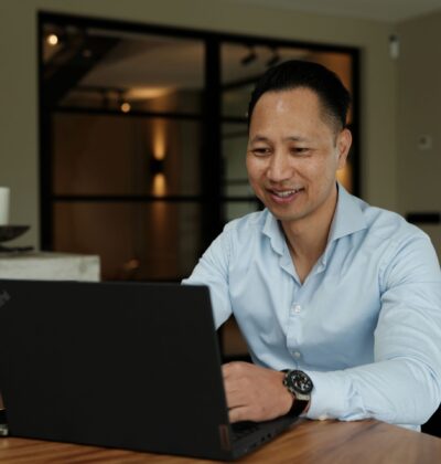 Casper Vos achter laptop