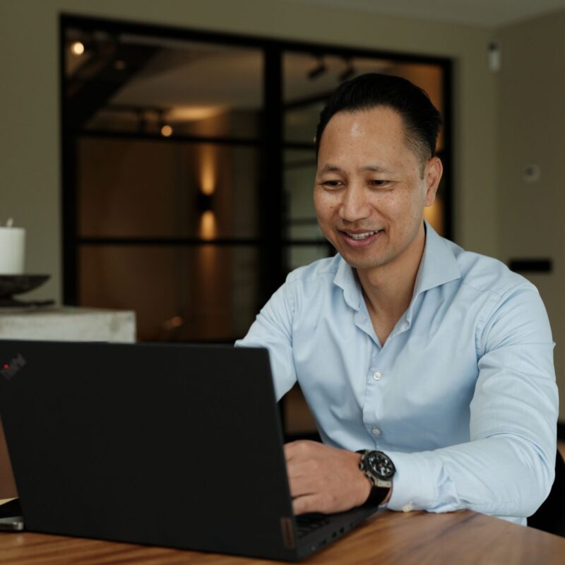 Casper Vos achter laptop